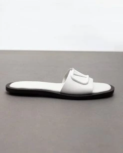 Σανδάλια δερμάτινα με αγκράφα Iris - Λευκό 10 Σανδάλια δερμάτινα με αγκράφα Iris - Λευκό -The Fashion Project κατάστημα dermatina isia pedila me malaki sola 93876 s5k8