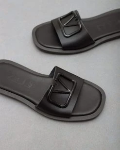 Σανδάλια δερμάτινα με αγκράφα Iris - Μαύρο 11 Σανδάλια δερμάτινα με αγκράφα Iris - Μαύρο -The Fashion Project κατάστημα dermatina isia pedila me malaki sola 93877 170e