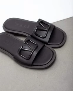 Σανδάλια δερμάτινα με αγκράφα Iris - Μαύρο 10 Σανδάλια δερμάτινα με αγκράφα Iris - Μαύρο -The Fashion Project κατάστημα dermatina isia pedila me malaki sola 93877 gzkf