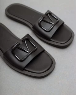 Σανδάλια δερμάτινα με αγκράφα Iris - Μαύρο 13 Σανδάλια δερμάτινα με αγκράφα Iris - Μαύρο -The Fashion Project κατάστημα dermatina isia pedila me malaki sola 93877 itkj