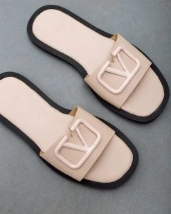 Σανδάλια δερμάτινα με αγκράφα Iris - Nude -The Fashion Project κατάστημα dermatina isia pedila me malaki sola 93878 55co