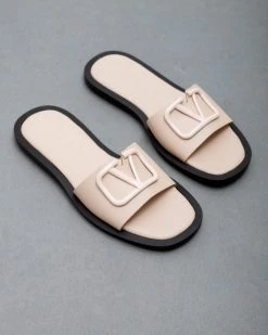 Σανδάλια δερμάτινα με αγκράφα Iris - Nude -The Fashion Project κατάστημα dermatina isia pedila me malaki sola 93878 kt4m