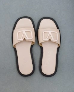 Σανδάλια δερμάτινα με αγκράφα Iris - Nude -The Fashion Project κατάστημα dermatina isia pedila me malaki sola 93878 pv41