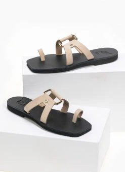 Σανδάλια δερμάτινα με μεταλλική αγκράφα Iris - Ζαχαρί 10 Σανδάλια δερμάτινα με μεταλλική αγκράφα Iris - Ζαχαρί -The Fashion Project κατάστημα dermatina kare sandalia me metalliki agkrafa 90590 6js1