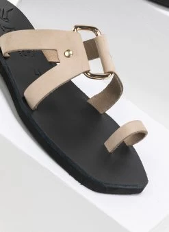 Σανδάλια δερμάτινα με μεταλλική αγκράφα Iris - Ζαχαρί 12 Σανδάλια δερμάτινα με μεταλλική αγκράφα Iris - Ζαχαρί -The Fashion Project κατάστημα dermatina kare sandalia me metalliki agkrafa 90590 e9px