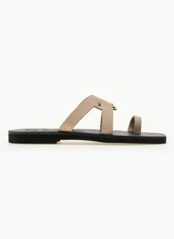 Σανδάλια δερμάτινα με μεταλλική αγκράφα Iris - Ζαχαρί 13 Σανδάλια δερμάτινα με μεταλλική αγκράφα Iris - Ζαχαρί -The Fashion Project κατάστημα dermatina kare sandalia me metalliki agkrafa 90590 uvbt