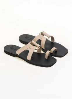 Σανδάλια δερμάτινα με μεταλλική αγκράφα Iris - Ζαχαρί 11 Σανδάλια δερμάτινα με μεταλλική αγκράφα Iris - Ζαχαρί -The Fashion Project κατάστημα dermatina kare sandalia me metalliki agkrafa 90590 yorz