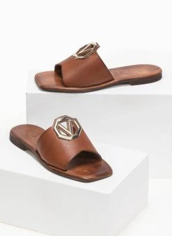 Σανδάλια δερμάτινα με μεταλλικό σχέδιο Iris - Καφέ 7 Σανδάλια δερμάτινα με μεταλλικό σχέδιο Iris - Καφέ -The Fashion Project κατάστημα dermatina kare sandalia me metallo kai v sxedio 90943 akro