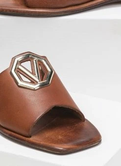 Σανδάλια δερμάτινα με μεταλλικό σχέδιο Iris - Καφέ 8 Σανδάλια δερμάτινα με μεταλλικό σχέδιο Iris - Καφέ -The Fashion Project κατάστημα dermatina kare sandalia me metallo kai v sxedio 90943 kueg