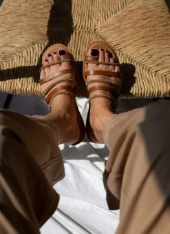 Σανδάλια δερμάτινα με λουράκια Estil - Ταμπά -The Fashion Project κατάστημα dermatina sandalia estil me seires lourakia 100797 sn9u