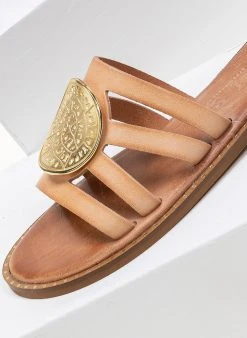 Σανδάλια δερμάτινα με ανάγλυφη αγκράφα Iris - Φυσικό 12 Σανδάλια δερμάτινα με ανάγλυφη αγκράφα Iris - Φυσικό -The Fashion Project κατάστημα dermatina sandalia me anaglufi agkrafa 90674 398j