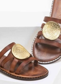 Σανδάλια δερμάτινα με ανάγλυφη αγκράφα Iris - Καφέ 8 Σανδάλια δερμάτινα με ανάγλυφη αγκράφα Iris - Καφέ -The Fashion Project κατάστημα dermatina sandalia me anaglufi agkrafa 90675 ev6o