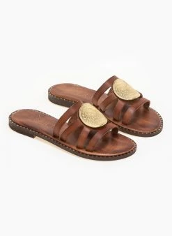 Σανδάλια δερμάτινα με ανάγλυφη αγκράφα Iris - Καφέ