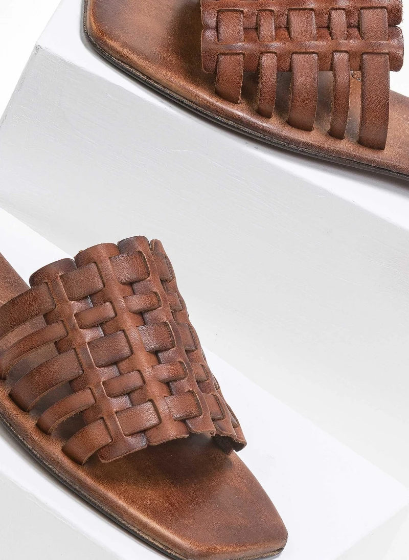 Σανδάλια δερμάτινα με πλεκτή φάσα Iris - Καφέ 4 Σανδάλια δερμάτινα με πλεκτή φάσα Iris - Καφέ - Image 2