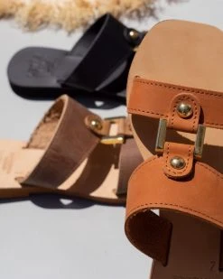 The Fashion Project Σανδάλια δερμάτινα με τετράγωνη αγκράφα - Ταμπά -The Fashion Project κατάστημα dermatina sandalia me tetragwni agkrafa 80150 wouk