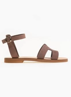 Σανδάλια δερμάτινα με ανοίγματα Estil - Πούρο -The Fashion Project κατάστημα estil dermatina flat pedila me anoigmata sti fasa 91267 2uwo