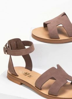 Σανδάλια δερμάτινα με ανοίγματα Estil - Πούρο -The Fashion Project κατάστημα estil dermatina flat pedila me anoigmata sti fasa 91267 br3u