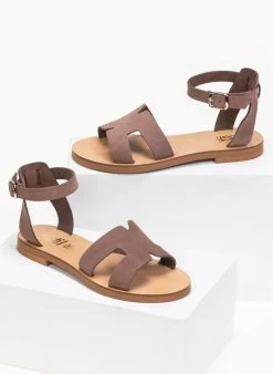 Σανδάλια δερμάτινα με ανοίγματα Estil - Πούρο -The Fashion Project κατάστημα estil dermatina flat pedila me anoigmata sti fasa 91267 rvg6