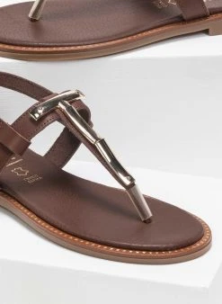 Σανδάλια δερμάτινα με μεταλλική λεπτομέρεια Estil - Καφέ 8 Σανδάλια δερμάτινα με μεταλλική λεπτομέρεια Estil - Καφέ -The Fashion Project κατάστημα estil dermatina flat pedila me metallo 90908 202s