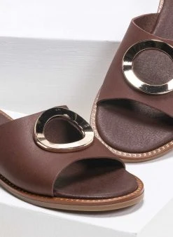 Σανδάλια δερμάτινα με στρογγυλή αγκράφα Estil - Καφέ 8 Σανδάλια δερμάτινα με στρογγυλή αγκράφα Estil - Καφέ -The Fashion Project κατάστημα estil dermatina sandalia me anoigma 90813 l0kk