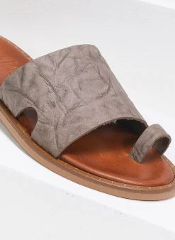 Σανδάλια δερμάτινα με τσαλακωτό δέρμα Estil - Τάουπε -The Fashion Project κατάστημα estil dermatina sandalia me tsalakwto derma 91189 53gn
