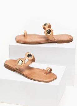 Σανδάλια δερμάτινα με πολύγωνο μεταλλικό στοιχείο Iris - Φυσικό