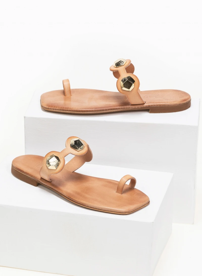Σανδάλια δερμάτινα με πολύγωνο μεταλλικό στοιχείο Iris - Φυσικό 3 Σανδάλια δερμάτινα με πολύγωνο μεταλλικό στοιχείο Iris - Φυσικό