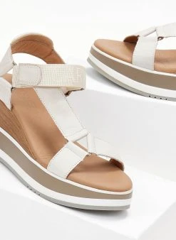 Πλατφόρμες δερμάτινες με Velcro λουράκι Carmela 68448 - Ζαχαρί 8 Πλατφόρμες δερμάτινες με Velcro λουράκι Carmela 68448 - Ζαχαρί -The Fashion Project κατάστημα platformes dermatines me velcro louraki carmela 68 104892 drx6