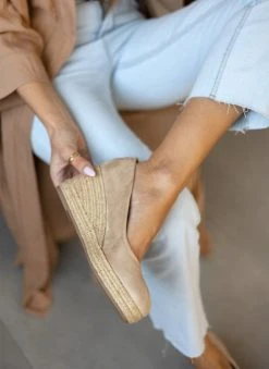 Xti Footwear Πλατφόρμες Suede με σχοίνινη σόλα Xti 141389 - Μπεζ -The Fashion Project κατάστημα platformes suede me sxoinini sola xti 141389 110213 whij