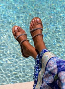 Σανδάλια δερμάτινα με στρας και διχρωμία Estil - Ασημί 17 Σανδάλια δερμάτινα με στρας και διχρωμία Estil - Ασημί -The Fashion Project κατάστημα sandalia dermatina estil me strass kai dixrwmia 105362 sgmu