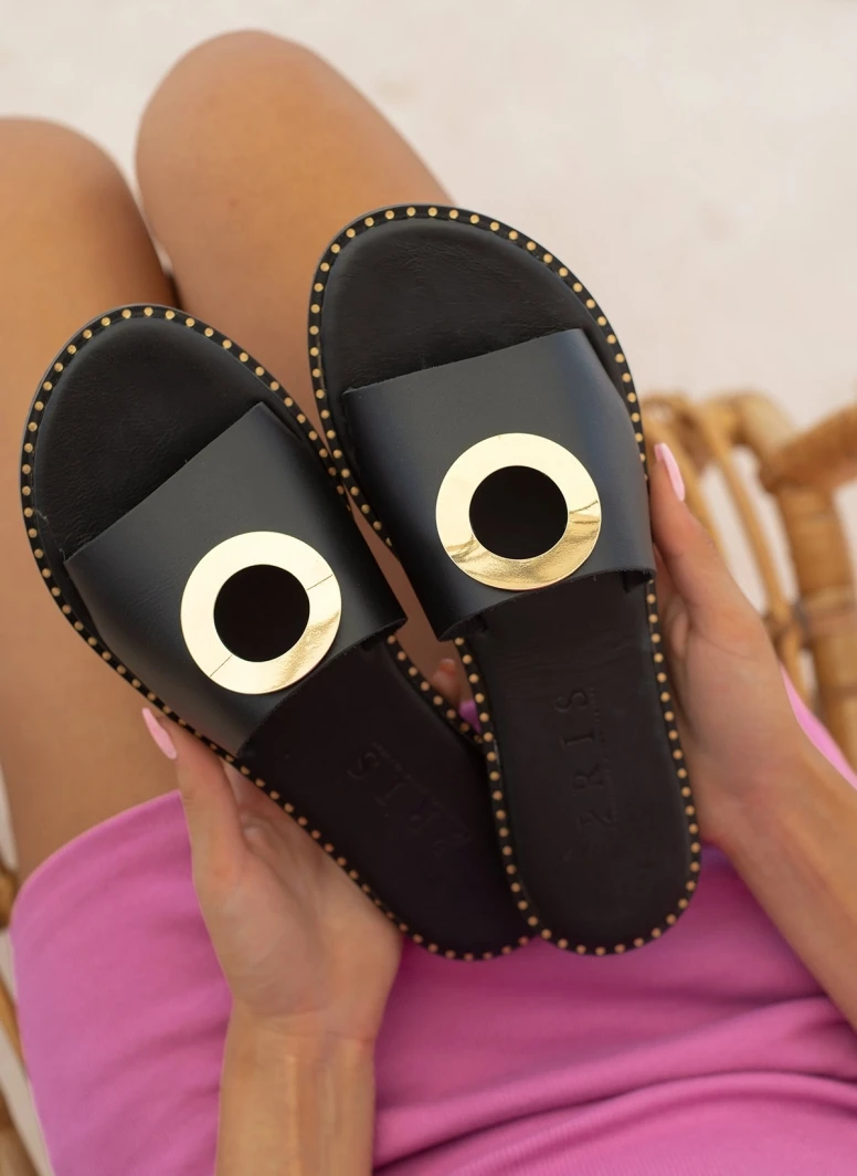 Σανδάλια δερμάτινα με διακοσμητικό Iris - Μαύρο 6 Σανδάλια δερμάτινα με διακοσμητικό Iris - Μαύρο - Image 4