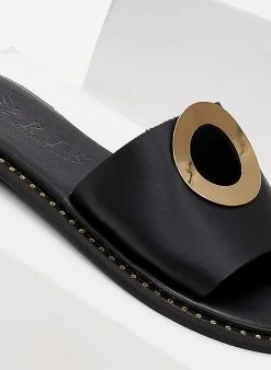 Σανδάλια δερμάτινα με διακοσμητικό Iris - Μαύρο 10 Σανδάλια δερμάτινα με διακοσμητικό Iris - Μαύρο -The Fashion Project κατάστημα sandalia dermatina iris me kuklo 102707 x4uh