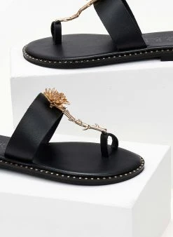 Σανδάλια δερμάτινα με λουλούδι Iris - Μαύρο -The Fashion Project κατάστημα sandalia dermatina iris me louloudi 103845 s03w