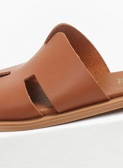 Σανδάλια δερμάτινα με ανοίγματα Estil - Ταμπά -The Fashion Project κατάστημα sandalia dermatina me anoigmata estil 110504 hsnl