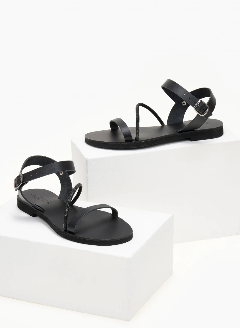 Σανδάλια δερμάτινα με λοξό Strass λουράκι Estil - Μαύρο 6 Σανδάλια δερμάτινα με λοξό Strass λουράκι Estil - Μαύρο - Image 4