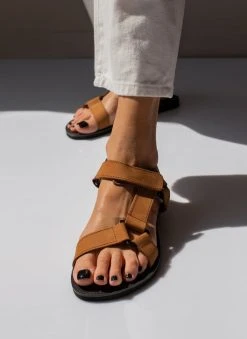 Σανδάλια δερμάτινα με Velcro Estil - Κάμελ 11 Σανδάλια δερμάτινα με Velcro Estil - Κάμελ -The Fashion Project κατάστημα sandalia nubuck estil me velcro 103129 mmiw