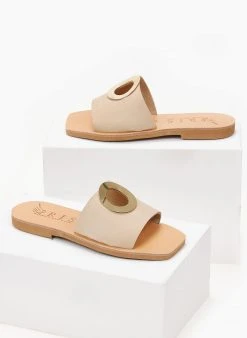 Σανδάλια Nubuck με διακοσμητικό Iris - Ζαχαρί 13 Σανδάλια Nubuck με διακοσμητικό Iris - Ζαχαρί -The Fashion Project κατάστημα sandalia nubuck iris me kuklo 102724 a6ib