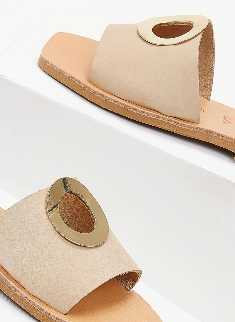 Σανδάλια Nubuck με διακοσμητικό Iris - Ζαχαρί 5 Σανδάλια Nubuck με διακοσμητικό Iris - Ζαχαρί - Image 3